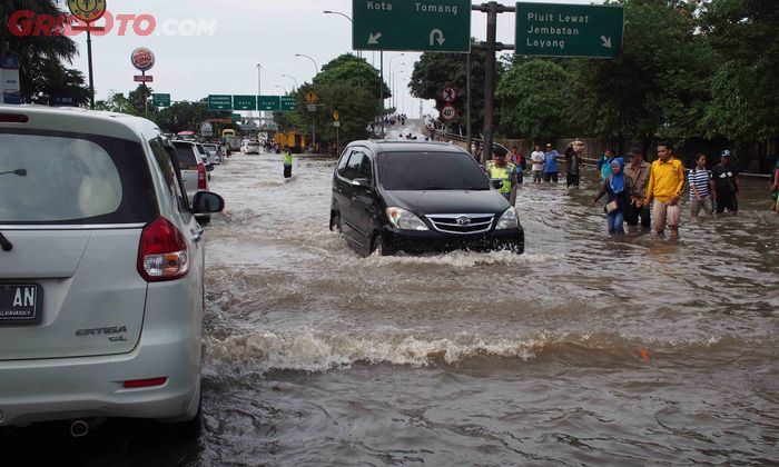 Ilustrasi mobil menerjang banjir