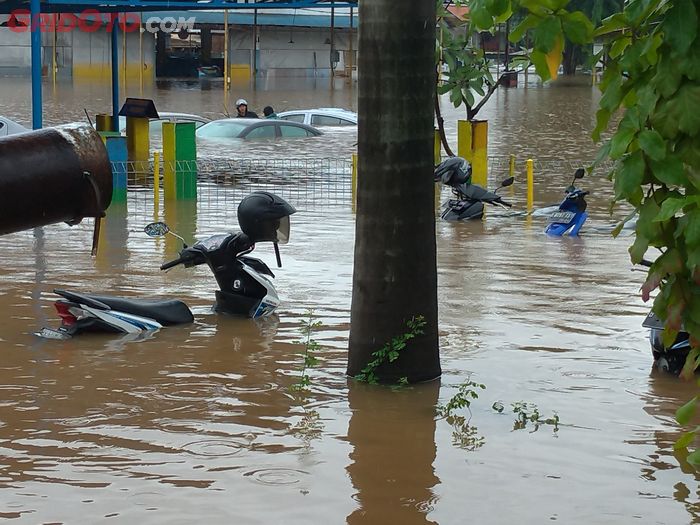 Terlihat Honda Beat, Honda Vario, dan Honda Revo ikut terendam banjir di pool Bluebird Kramat Jati, Jakarta Timur.