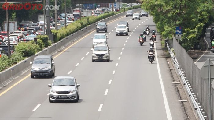 Kendaraan roda dua diperbolehkan memakai ruas jalan tol dalam kondisi darurat banjir