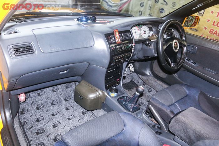 Kabin Toyota Great Corolla milik Purnama keren dengan aksesori OEM dan TRD