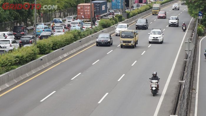 Hindari bermotor terlalu jauh satu sama lain saat menggunakan jalan tol