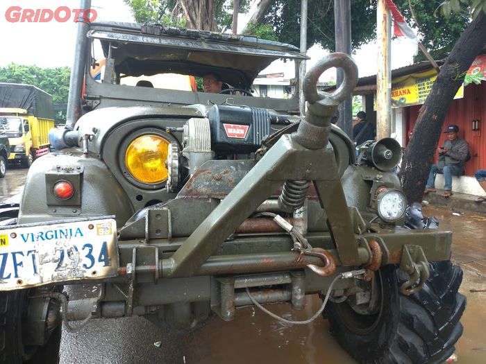 Tampak winch Warn M8274 yang terpasang di Jeep Willys M38A1 Netherland.