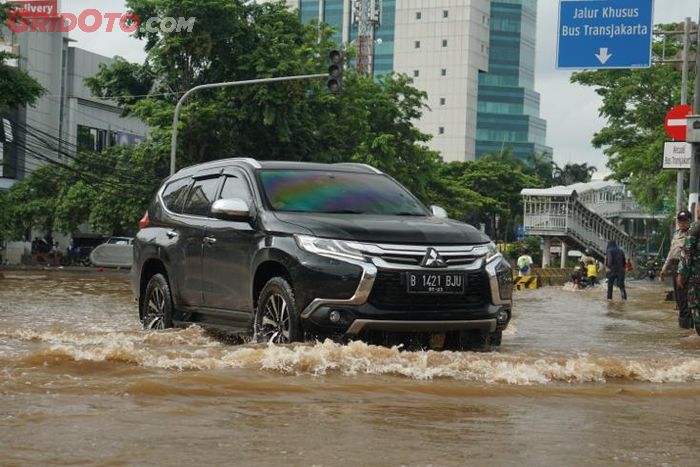 Ilustrasi Mobil Terjang Banjir