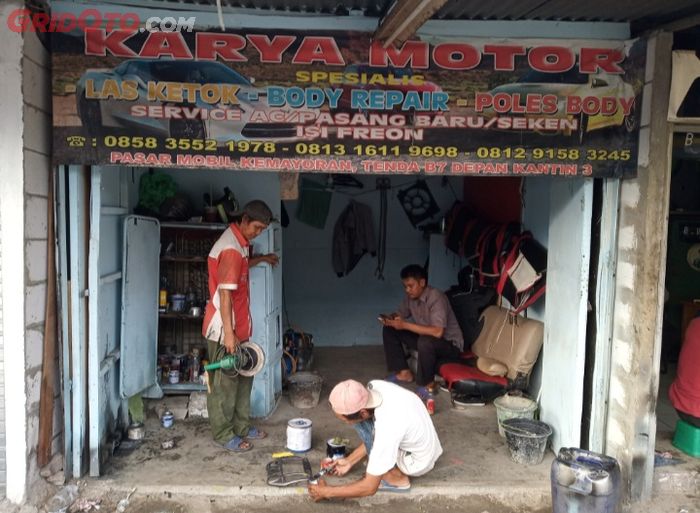 Karya Motor, salah satu bengkel spesialis body repair dan AC mobil di Pasar Mobil Kemayoran.