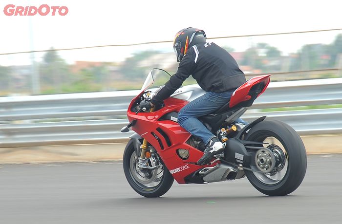 Test Ride Ducati V4R 