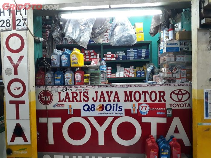 Bengkel Laris Jaya Motor di Pusat Otomotif Bintaro Trade Center (BTC).