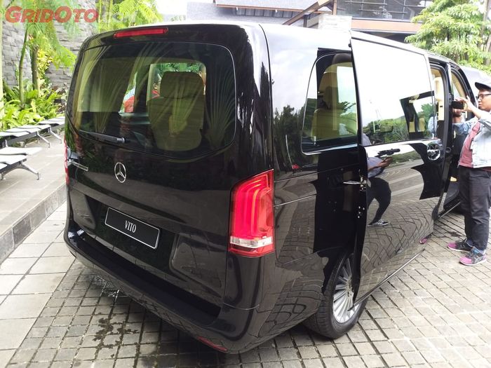 Bagian belakang Mercedes-Benz Vito