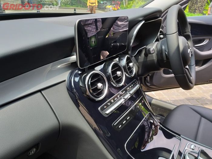 Keadaan belakang Mercedes-Benz C 180 bisa dilihat di layar display