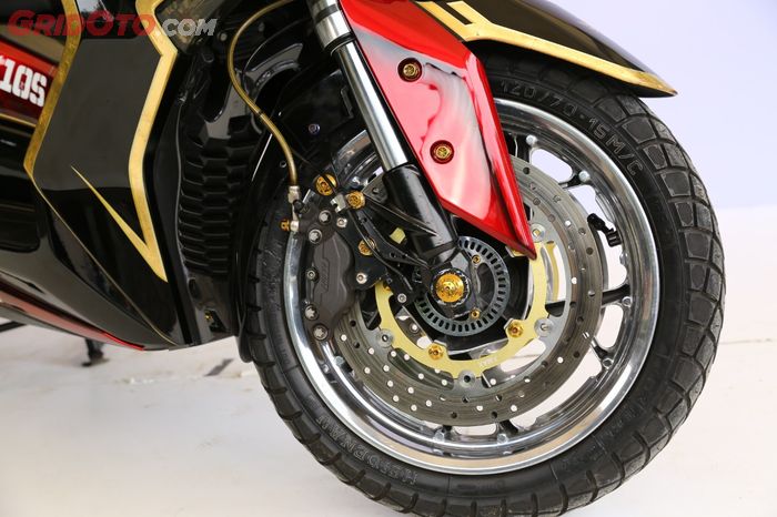 Area kaki depan Yamaha XMAX kini jadi dual disk