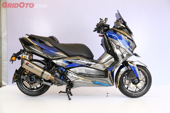 Tampak samping Yamaha XMAX tema Gundam Vidar