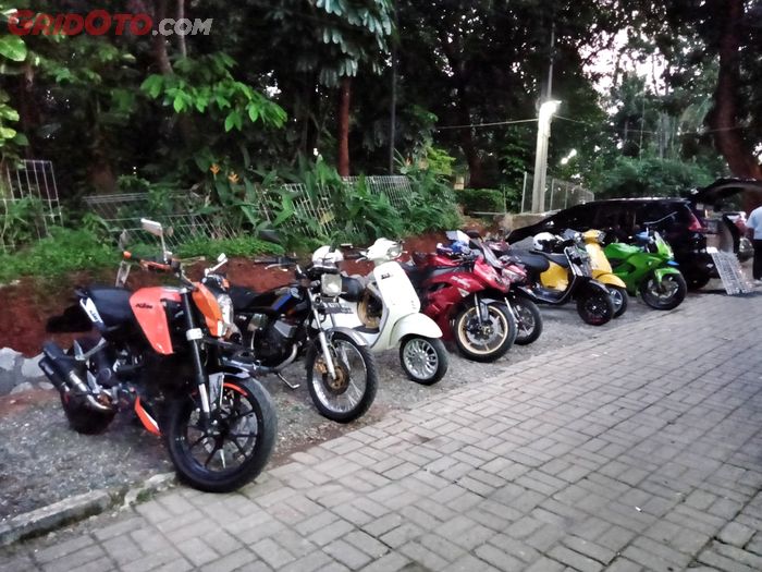 Enggak cuma mobil modif, motor juga ikut ambil bagian