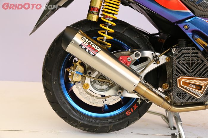 Yamaha NMAX terpasang sokbreker YSS G-Series dan knalpot Daytona