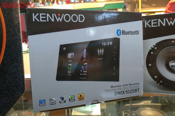 Head unit layar merek Kenwood tipe DMX1025BT berukuran 6,8 inci bisa jadi alternatif upgrade audio mobil.
