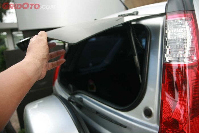 Kaca belakang Honda CR-V generasi kedua