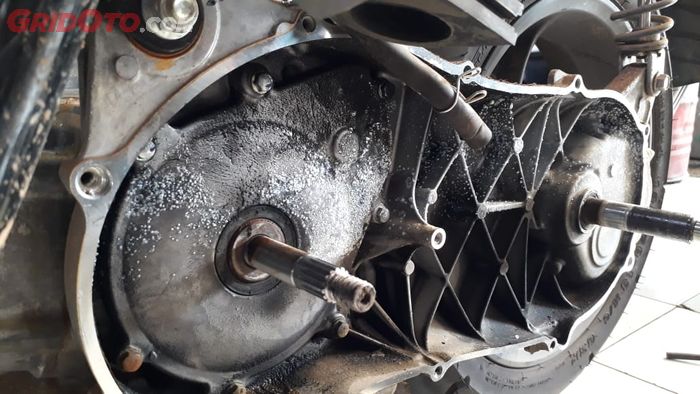 ilustrasi as puli depan yang langsung terhubung ke kruk as