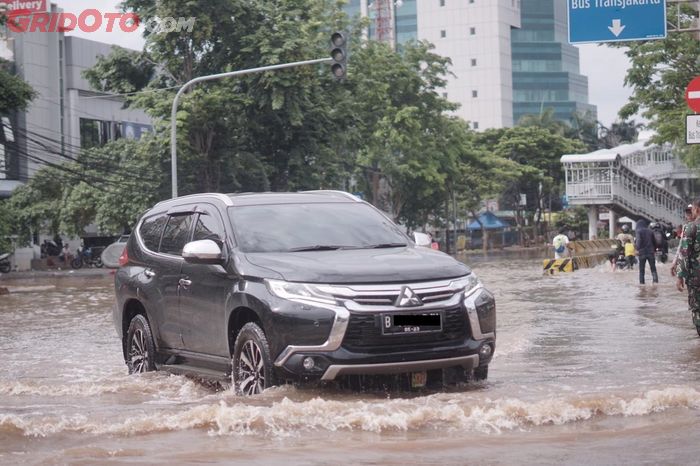 Ilustrasi Mobil Terjang Banjir