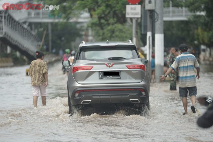 Ilustrasi Mobil Terjang Banjir