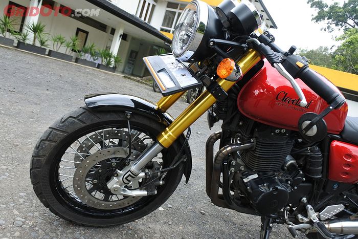 Rem cakram ganda di depan milik Cleveland Ace 400 Cafe