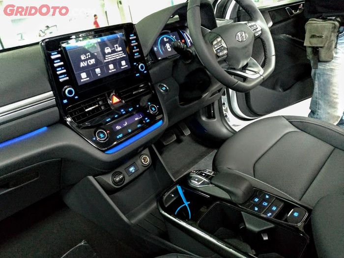 Kabin mobil listrik Hyundai IONIQ versi retail.