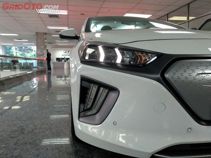 Headlight dan foglamp mobil listrik Hyundai IONIQ versi retail sudah menggunakan LED.