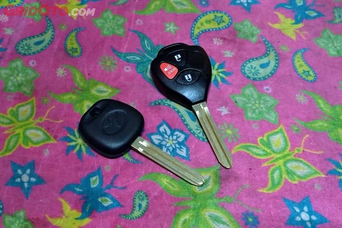 Banyak orang menduplikasi kunci immobilizer mobil mereka, prosesnya juga bisa dilakukan oleh toko spesialis kunci dengan harga lebih murah!
