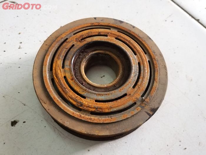 ILUSTRASI. bearing pulley kompresor AC mobil yang rusak
