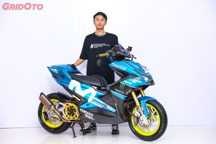 Aditya bersama Yamaha Aerox 155 miliknya yang menyabet gelar best racing look di Customaxi Bali