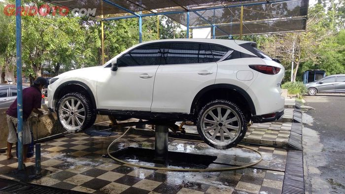 Mencuci mobil di car wash dengan hidrolik