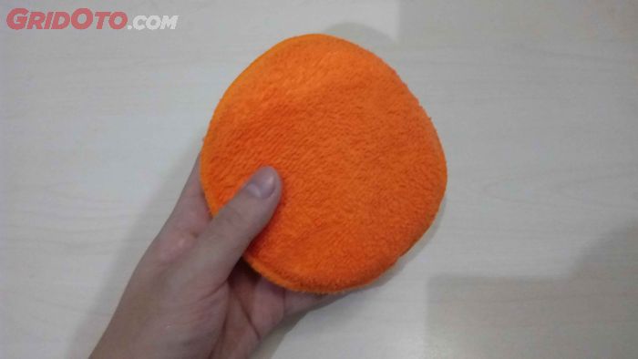 Applicator pad dengan microfiber