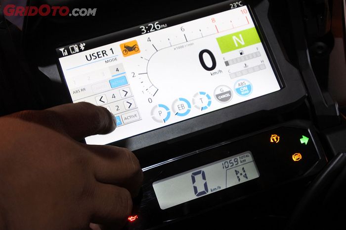 Layar TFT 6,5 inci sudah touch screen di Honda CRF1100L Africa Twin