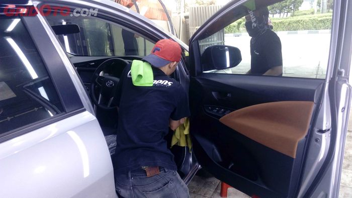 Membersihkan interior mobil