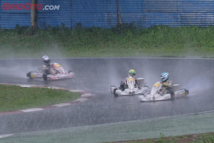 Ronde pertama kejuaraan Gokart internasional Asian Karting Open Championship di Sentul  Kecil diguyur hujan.