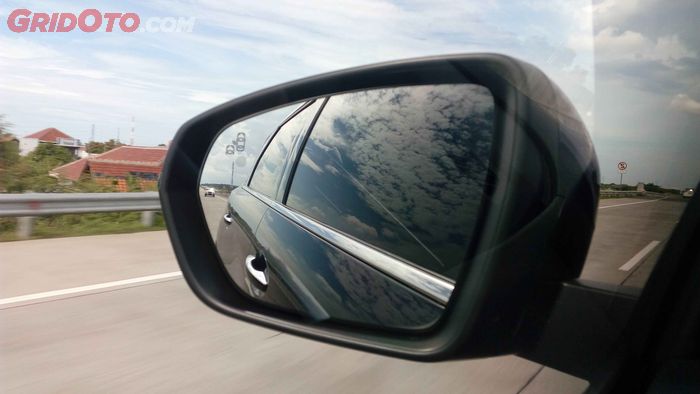Indikator blind spot pada kaca spion merupakan fitur baru di Peugeot 5008 Allure Plus