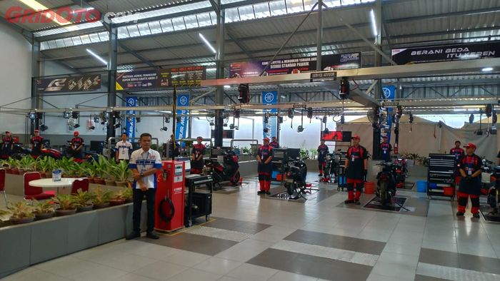 Suasana bengkel resmi Yamaha Mekar Motor Service Center Cibinong