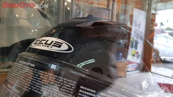 Ilustrasi helm dengan bahan carbon
