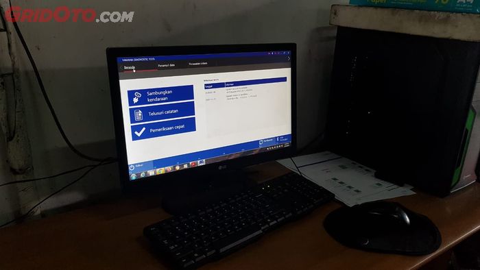 Ilustrasi komputer dengan program Yamaha Diagnostic Tool untuk pengecekan motor