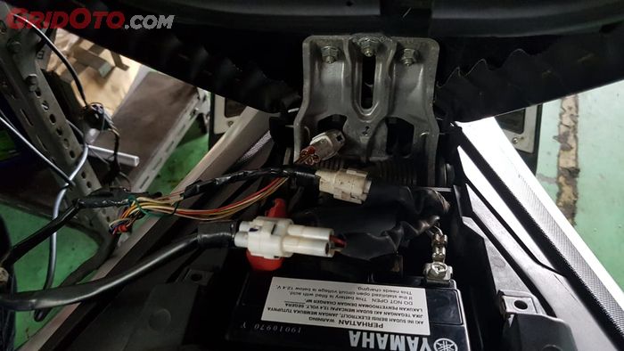 Proses pengecekan ECU Yamaha NMAX menggunakan sambungan khusus 