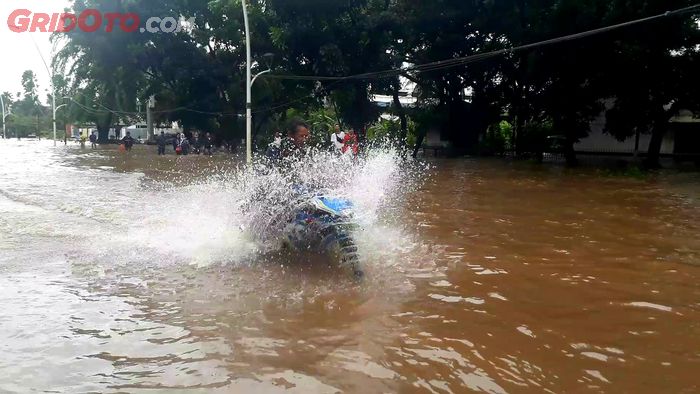 Suzuki GSX yang menerjang banjir di Cempaka Putih