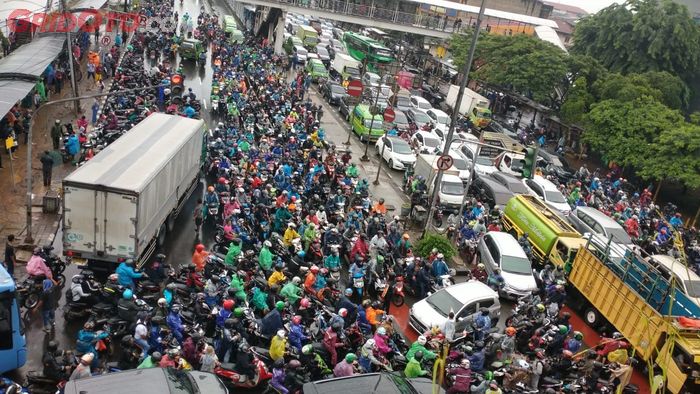 Perempatan Cengkareng, Jakarta Barat macet total