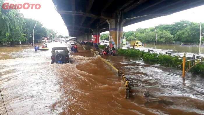 Banjir di depan PT Gudang Garam Jalan Jenderal Ahmad Yani, Cempaka Putih, Jakarta Pusat, Selasa (25/2/2020).