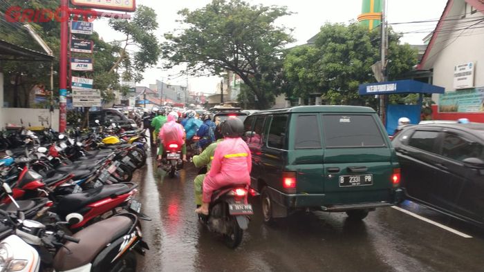Kemacetan panjang melanda poros jalur Tangerang-Jakarta karena banjir