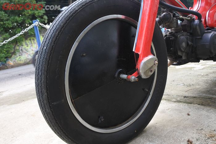 Cakra mengukur diameter pelek untuk menyesuaikan wheeldop buatannya.