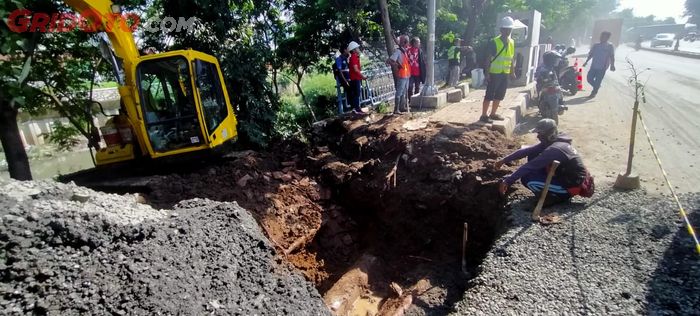 Perbaikan jalan amblas yang terjadi di Daan Mogot KM 19