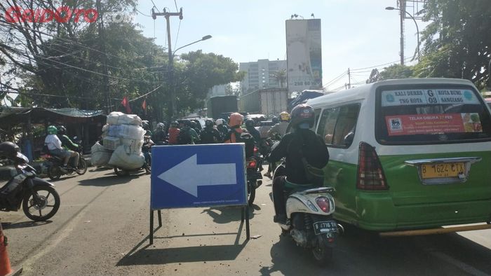 Terjadi pengalihan arus bagi kendaraan yang melintas dari arah Jakarta menuju Tangerang.