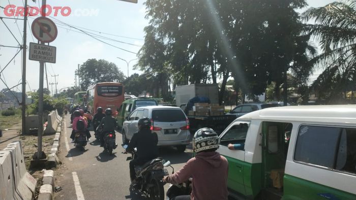 Kemacetan mulai dari depan terminal Kalideres menuju Tangerang akibat perbaikan jalan di km 19 Daan Mogot.
