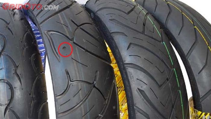 Tonjolan pada tire wall indicator (TWI) di ban motor