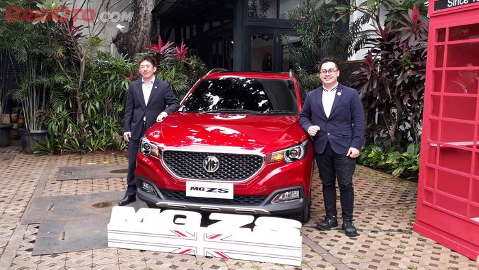Managing Director MG Motor Indonesia, Figo Lee (kiri) dan Marketing and PR Director, Arief Syarifudin (kanan) dalam sesi foto bersama MG ZS (5/3/2020)