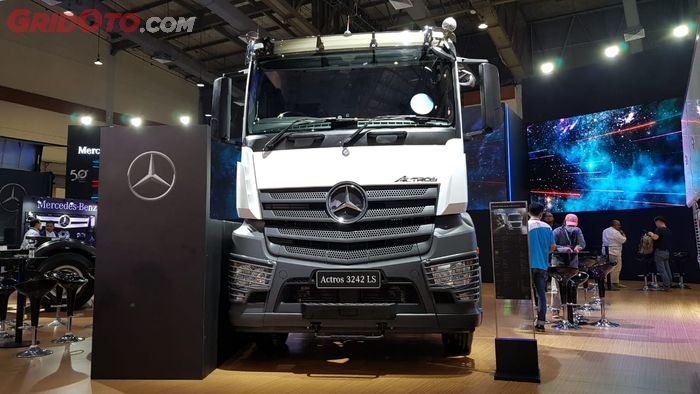 Ilustrasi Truk tractor head Mercedes-Benz Actros