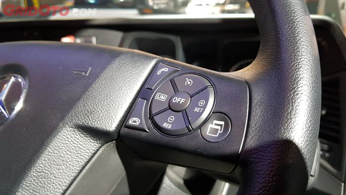 tombol di truk Mercedes-Benz Actros mudah dijangkau