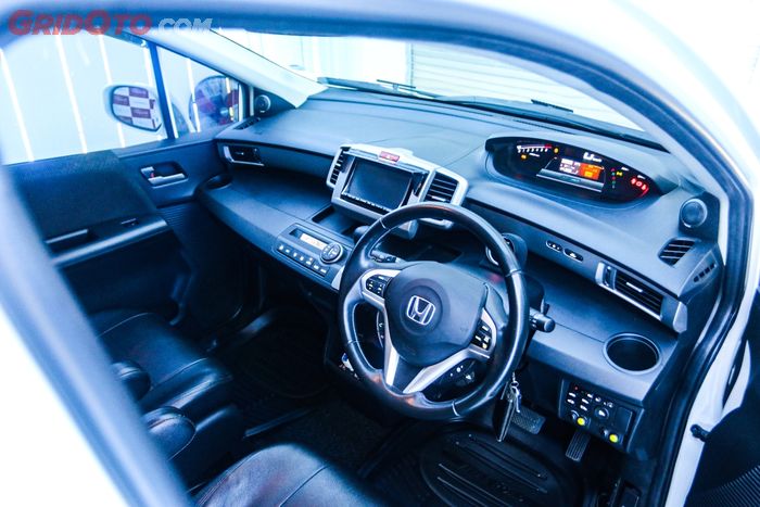 Totalitas modif interior pakai setir Honda CRZ